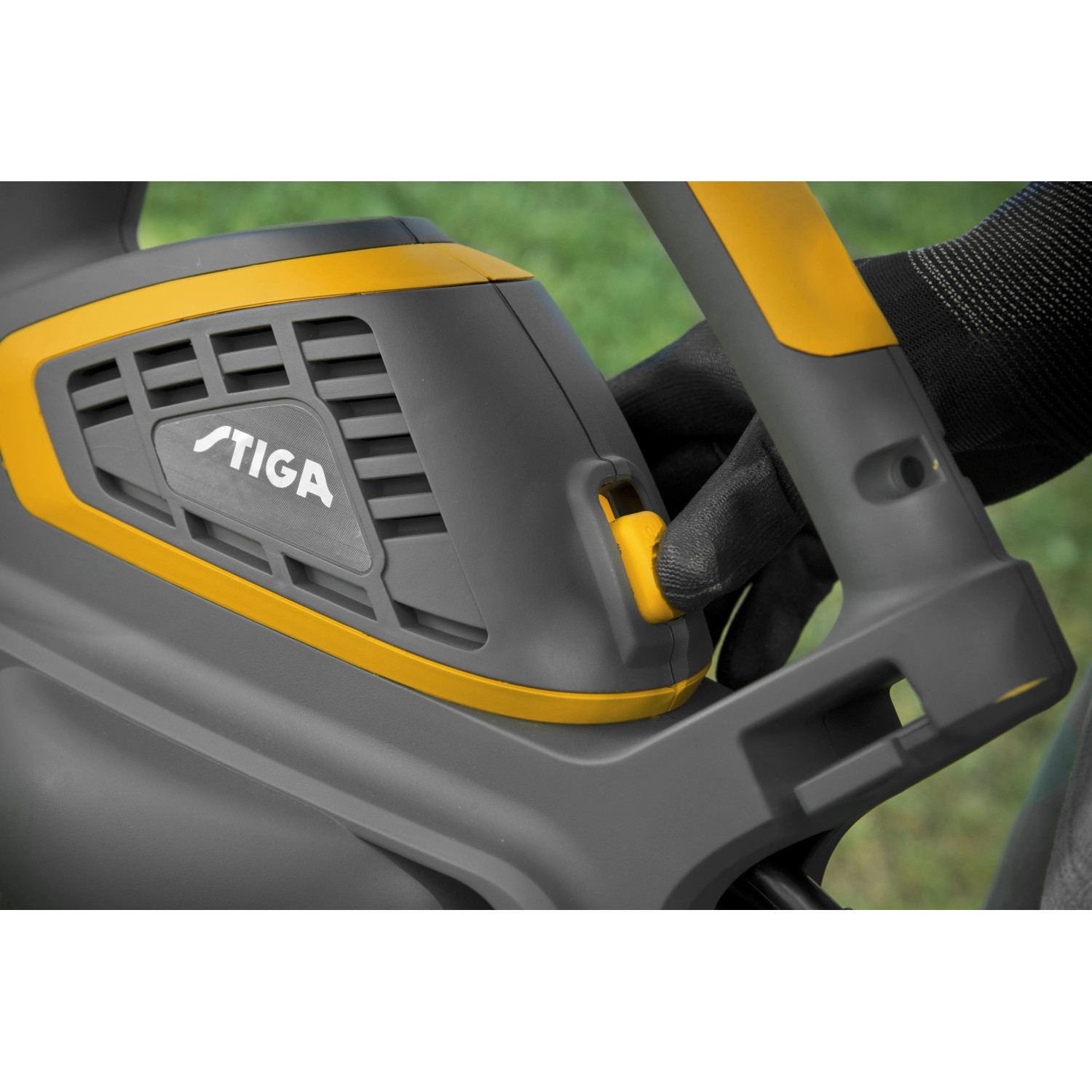 Detailaufnahme: Stiga Elektro-Laubbläser BL 130c V, Kombigerät mit gelben Akzenten.