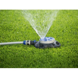 LUX 8-Wege-Regner Classic beim Bewässern eines Rasens. Gartenregner mit verschiedenen Einstellmöglichkeiten.