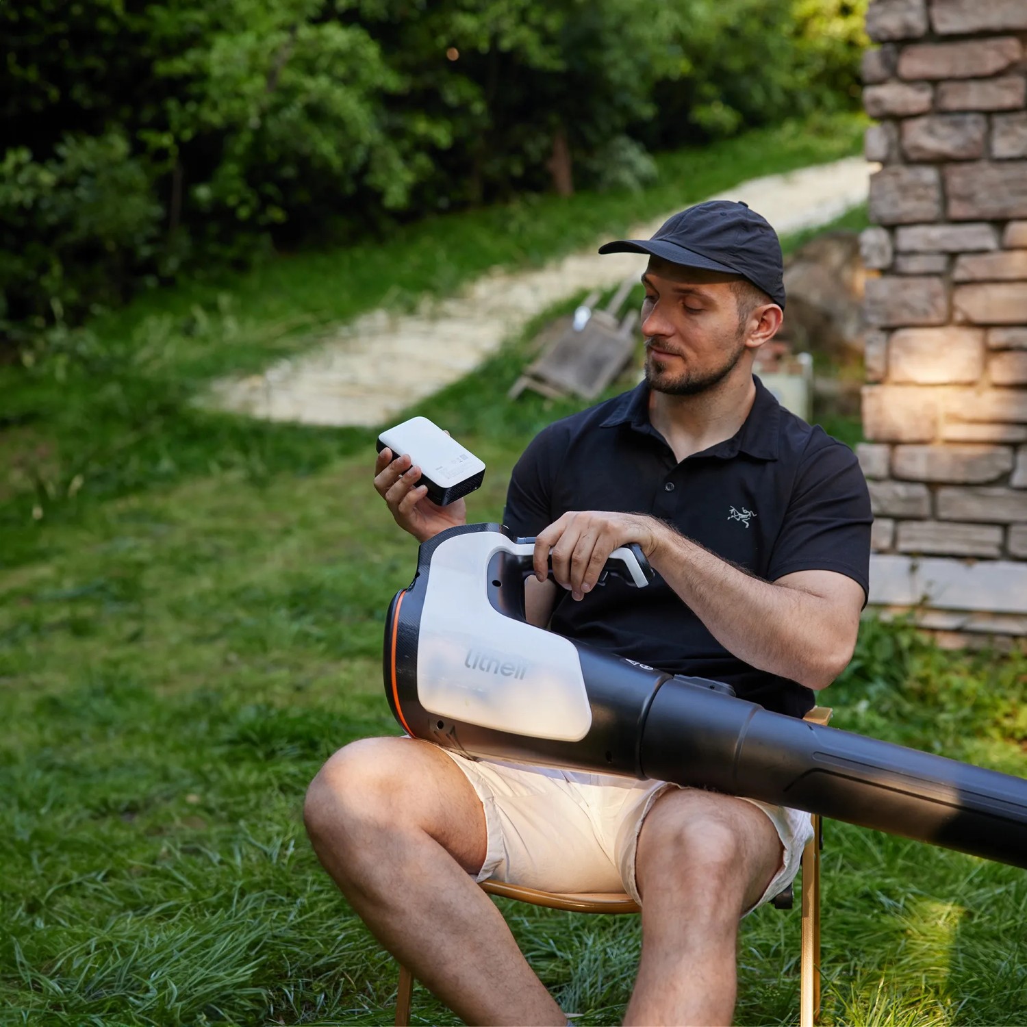 Litheli Akku-Laubbläser mit Akku als Powerbank, ideal für Garten und Terrasse.