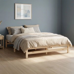 Modernes Palettenbett 140x200 cm aus hellem Kiefernholz mit Matratze und beiger Bettwäsche im Schlafzimmer.