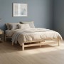 Modernes Palettenbett 140x200 cm aus hellem Kiefernholz mit Matratze und beiger Bettwäsche im Schlafzimmer.