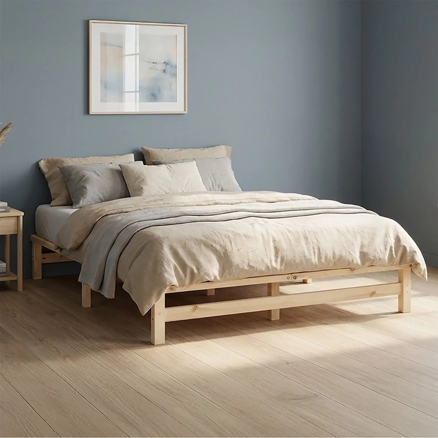 Modernes Palettenbett 140x200 cm aus hellem Kiefernholz mit Matratze und beiger Bettwäsche im Schlafzimmer.