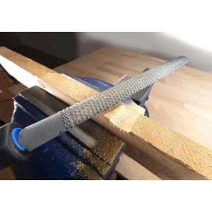 Westfalia Feile/Raspel im Einsatz: Halbrund-Raspel bearbeitet Holz in Schraubstock. Stahl, 20 cm.