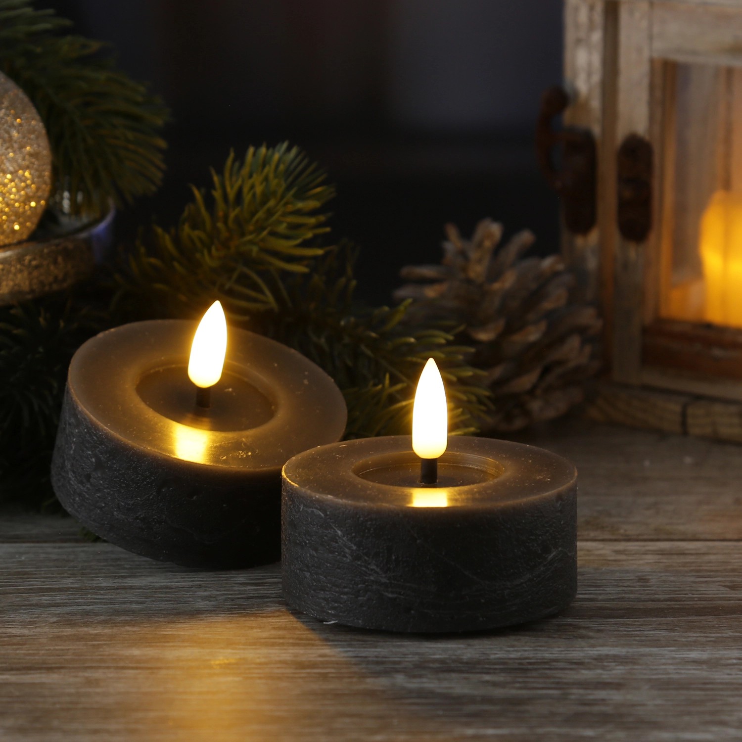 Zwei graue LED Teelichter in Rustik Optik mit flackerndem Licht, Teil der Kerzen Kategorie.
