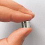 Fix-o-moll Magnetschnäpper Neodym, silberfarben, in Hand gehalten.