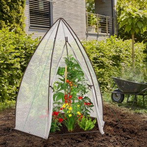Weißes sechseckiges Foliengewächshaus mit Spitzdach im Garten, schützt Tomaten und Pflanzen. Mit Reißverschlusstür.