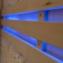 Detailaufnahme der Tannenholz-Wand mit blauer LED-Beleuchtung der Sauna SKYLINE BIG.