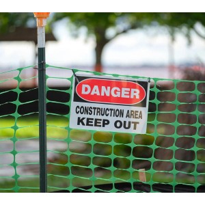 Grüner KARAT Absperrzaun Chester mit Warnschild "Danger Construction Area Keep Out".