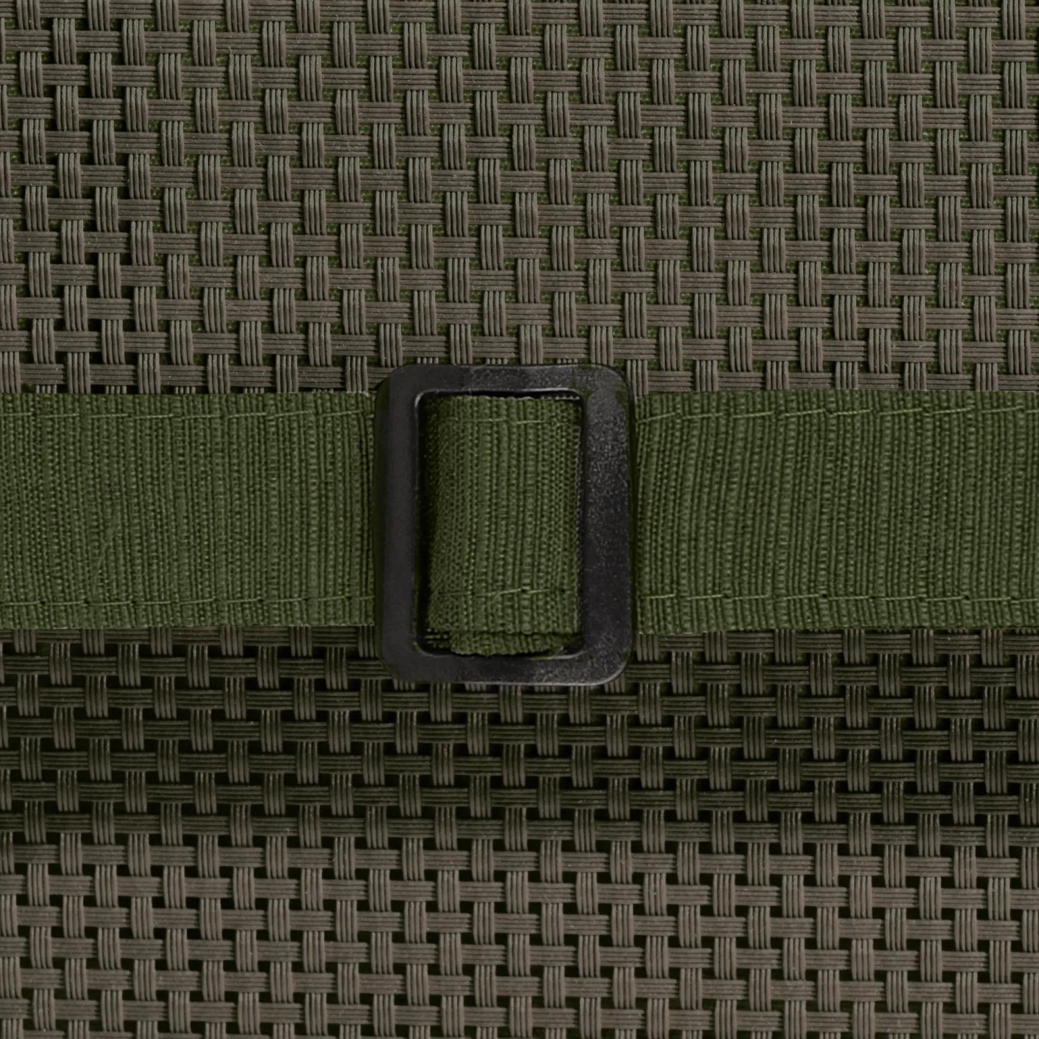 Detailaufnahme: Dunkelgrüne Beautissu HighLux HL Gartenstuhl Auflage mit Befestigungsband.