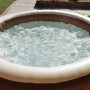 Aufblasbarer Intex PureSpa Bubble Massage Whirlpool für 8 Personen mit sprudelndem Wasser.