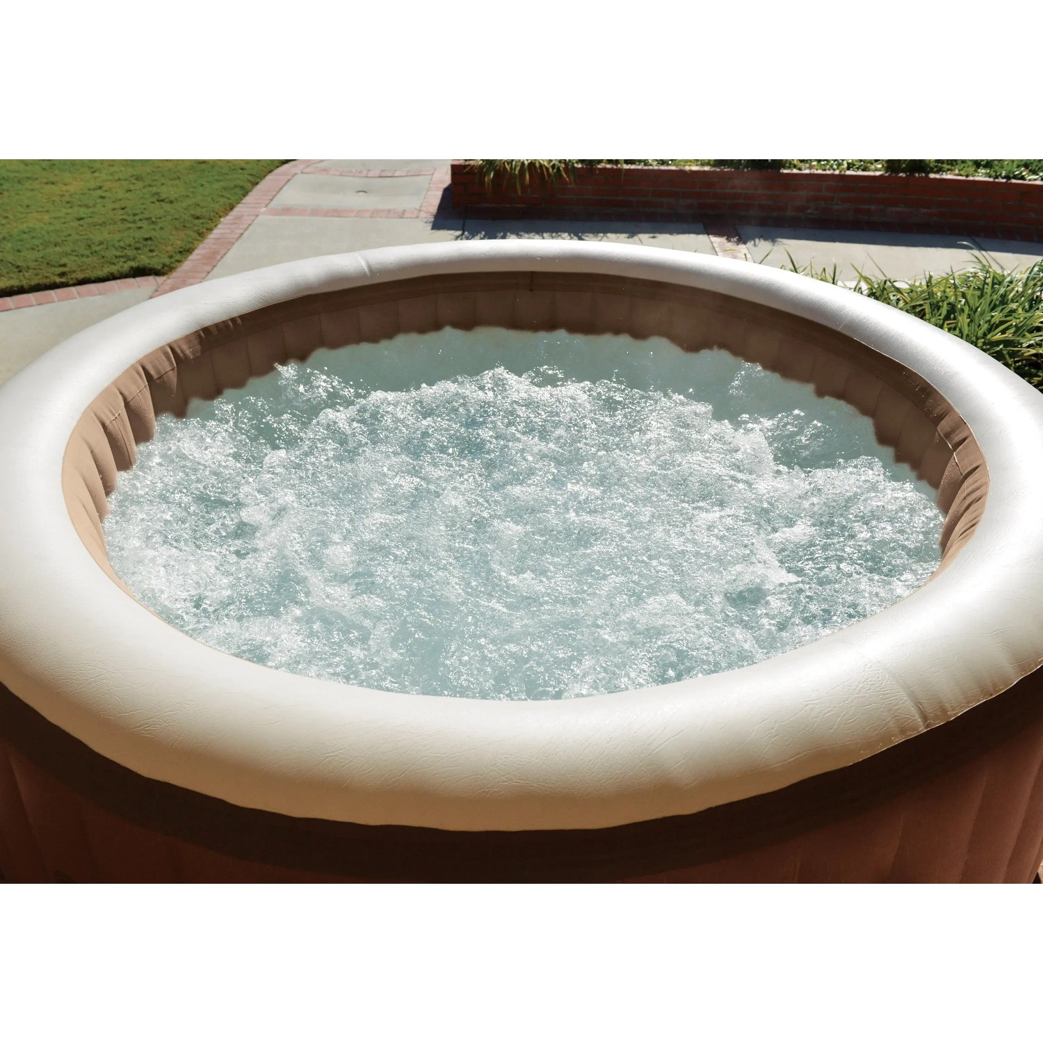 Aufblasbarer Intex PureSpa Bubble Massage Whirlpool für 8 Personen mit sprudelndem Wasser.