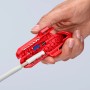 Knipex ErgoStrip Abmantelwerkzeug in roter Ausführung mit Kabel in Hand, Zange für präzises Abisolieren.