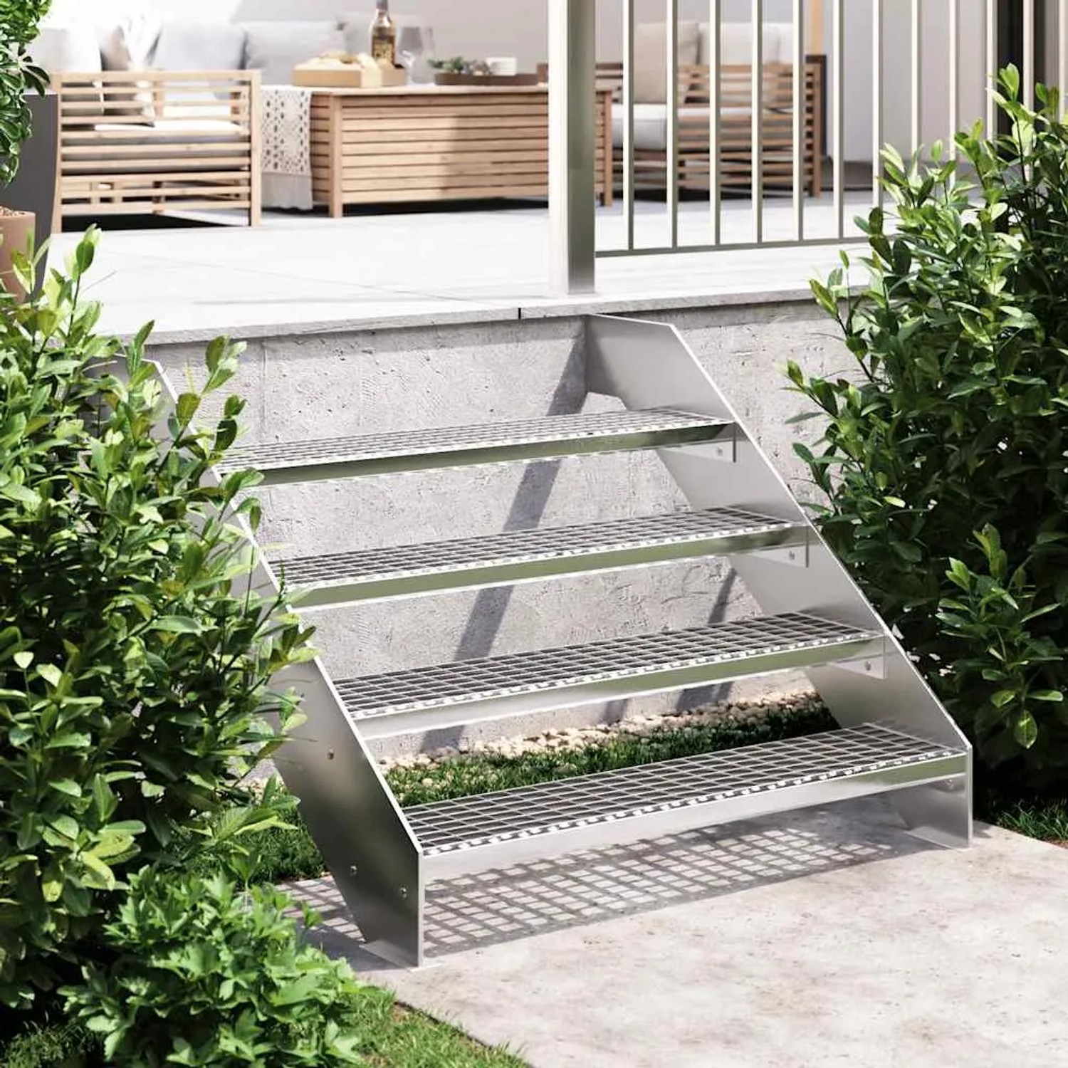 Silberne Gitterroststufe aus verzinktem Stahl, als 4-stufige rutschfeste Treppe zur Terrasse.
