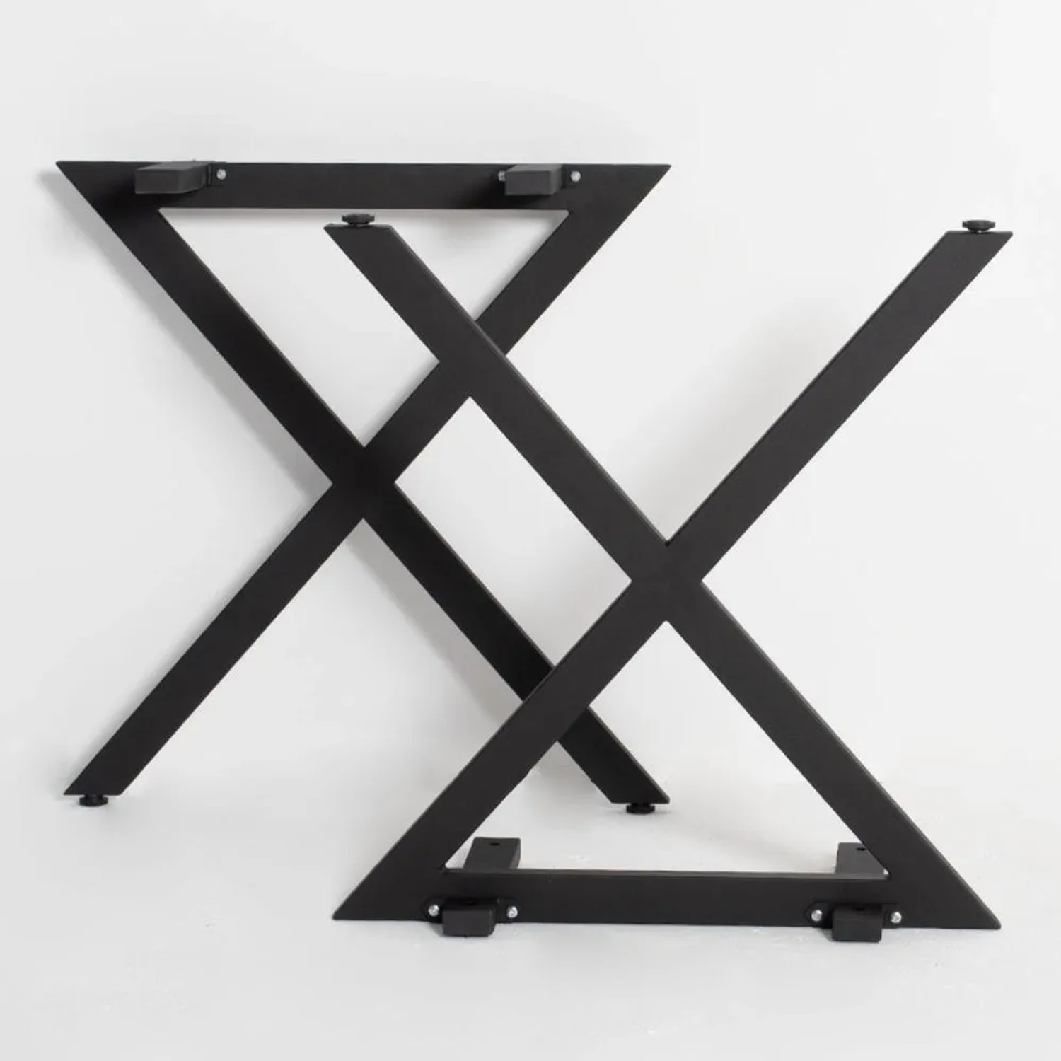 Schwarz lackiertes Metall Tischgestell im X-Design mit Querbalken (2er Set) für Esstische.