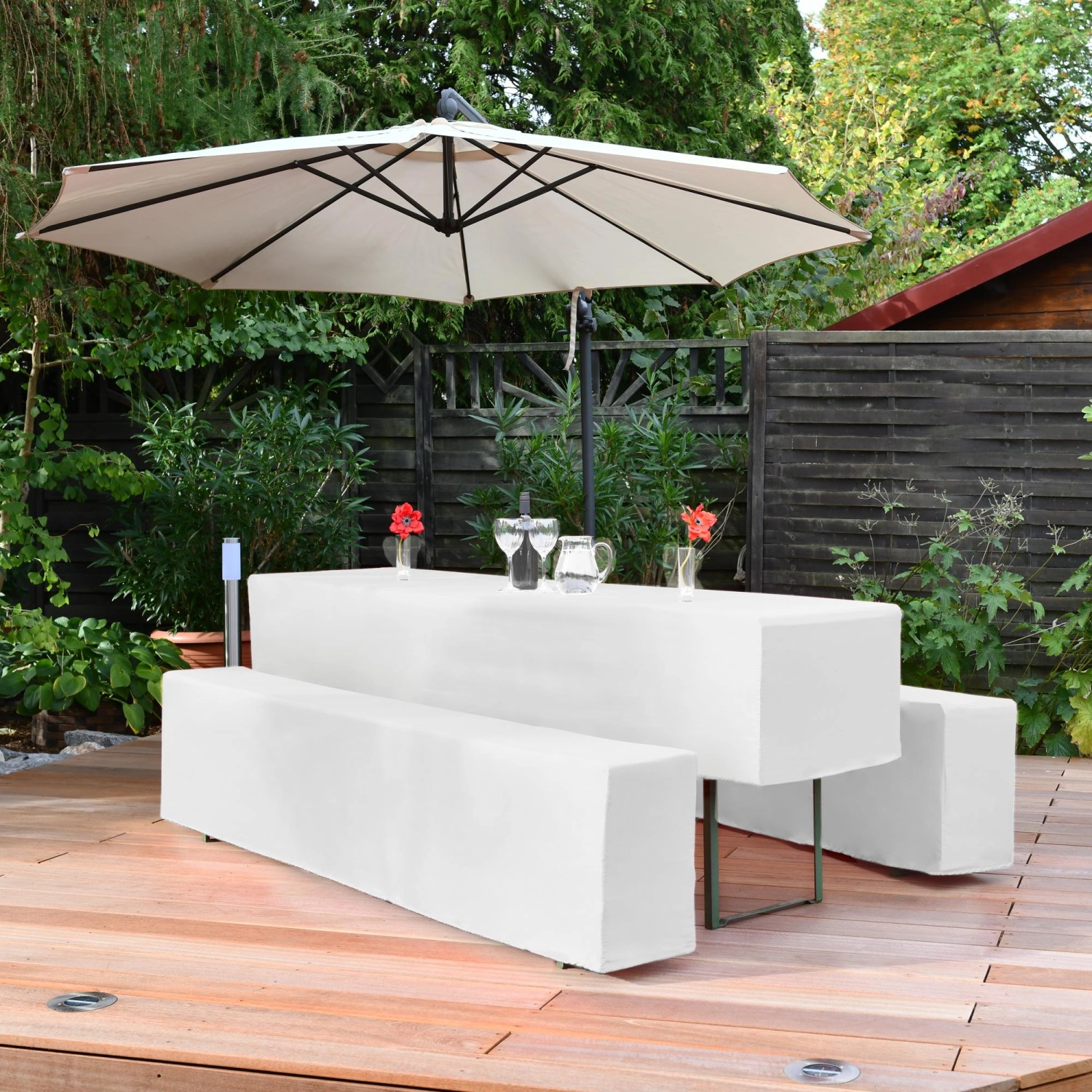 Weisse Beautissu Biertischhusse Basic M 3-teilig für Bierzeltgarnitur im Garten.