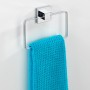 Wenko Handtuchring Quadro aus Edelstahl mit blauem Handtuch. Moderner Handtuchhalter für Bad.