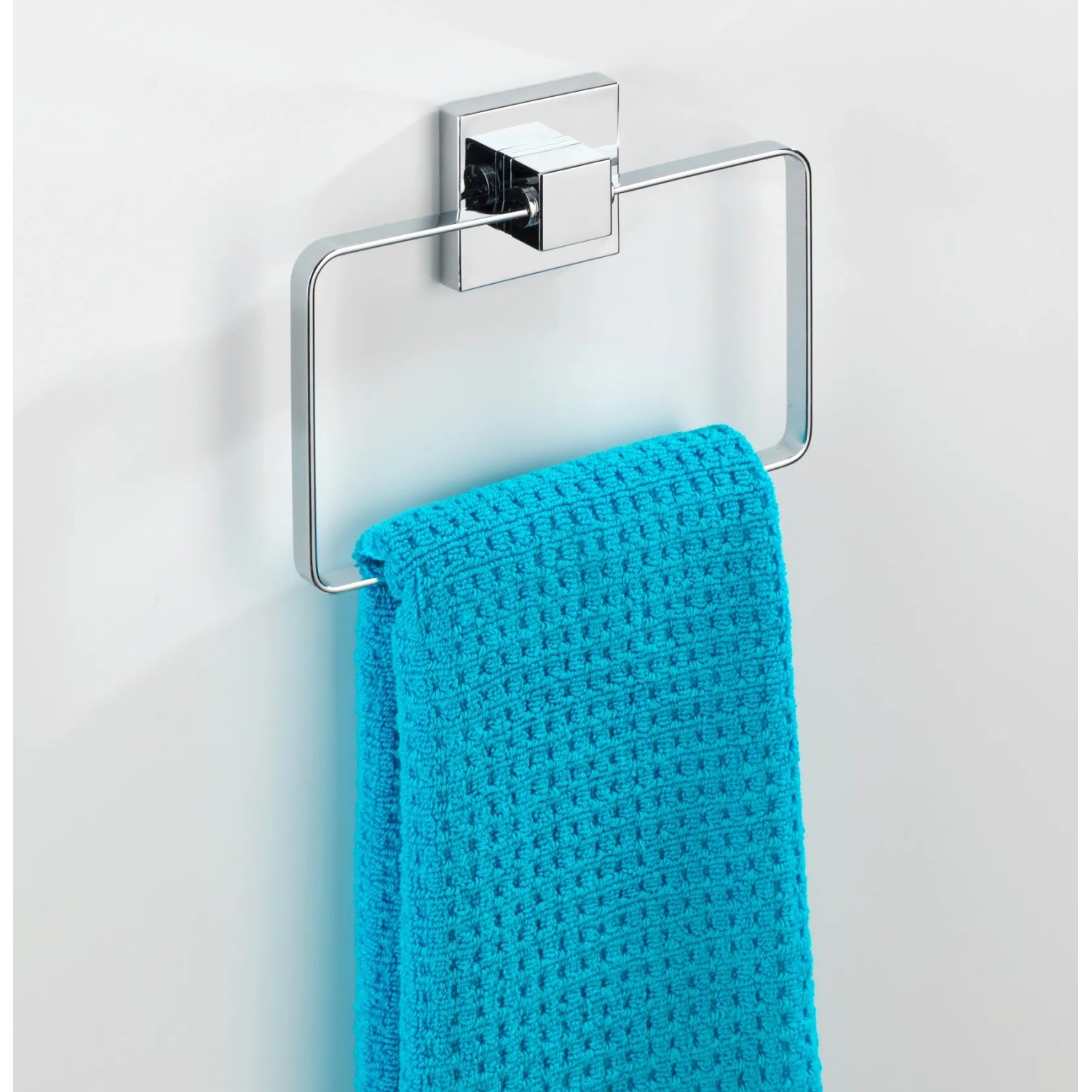 Wenko Handtuchring Quadro aus Edelstahl mit blauem Handtuch. Moderner Handtuchhalter für Bad.