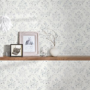 Elegante, weiße Vliestapete mit silbernen Glitzer-Ornamenten im Schlaf- oder Wohnzimmer.