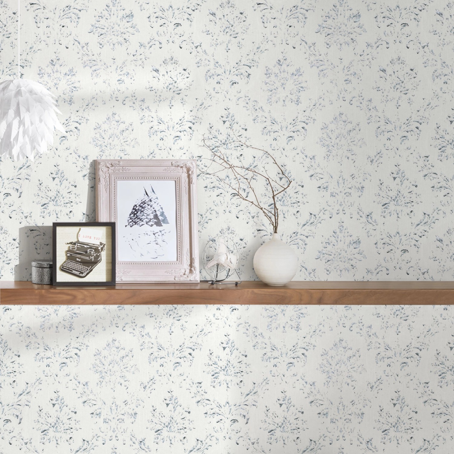 Elegante, weiße Vliestapete mit silbernen Glitzer-Ornamenten im Schlaf- oder Wohnzimmer.