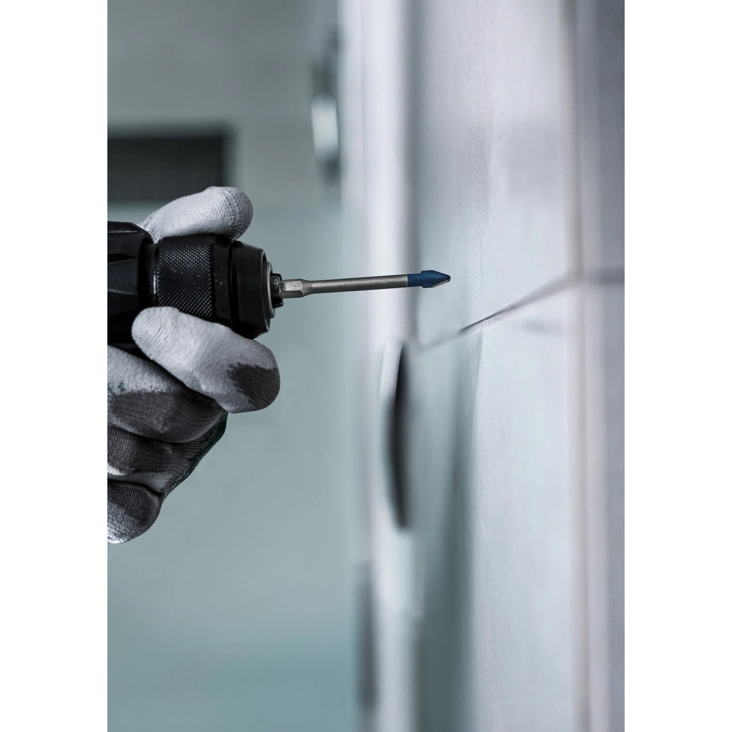 Bosch Expert Hard Keramikbohrer Hex-9 (Ø 4 mm) im Einsatz an Fliesenwand.