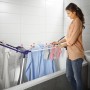 Leifheit Wäscheständer Pegasus 120 Compact im Bad mit Wäsche. Schmaler Wäscheständer für Badewanne.
