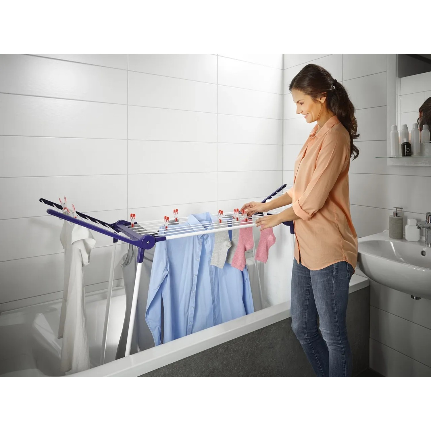 Leifheit Wäscheständer Pegasus 120 Compact im Bad mit Wäsche. Schmaler Wäscheständer für Badewanne.