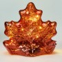 Dekorative Glaslampe Ahornblatt mit warm leuchtenden LEDs in Orange. Stilvolle Figur für stimmungsvolle Beleuchtung.