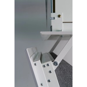 Detailansicht der weißen Minka Dachbodentreppe Arctic Fire (120x60 cm) mit Stufen und Befestigung.