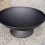 Schwarze Jet-Line Feuerschale Indio (Ø 60 cm) aus Metall mit Sockel für Garten & Terrasse.