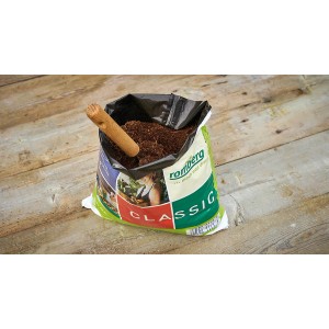 Offener Sack Romberg Classic Kokos-Anzuchterde 2,5 l mit kleinem Holzspaten.