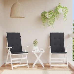 Zwei schwarze Gartenstuhlauflagen für Hochlehner (120x50x3 cm) auf weißen Gartenstühlen.