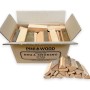 PINI Mini Brennholz Buche 10 kg für Pizzaofen & Grill. Getrocknete 15 cm Holzscheite in Kartonbox, daneben ein Holzstapel.