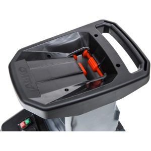Detailaufnahme: Einfülltrichter des Al-Ko Easy Crush LH 2810 Walzenhäckslers.