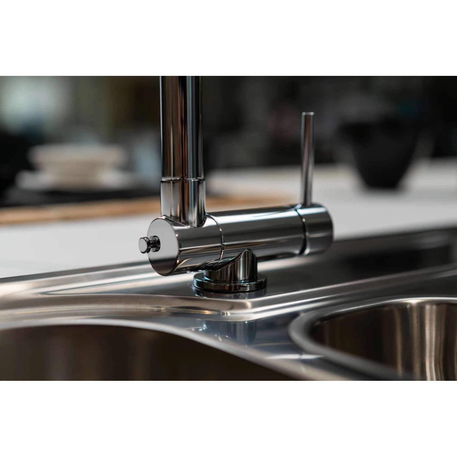 Verchromte VIZIO Küchenarmatur mit schwenkbarem Auslauf und Handbrause für Vorfenster-Montage.