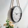 Schwarze Wanduhr Ø 35cm mit weißem Zifferblatt, römischen Ziffern und Sisalkordel. Lautloses Uhrwerk aus Kunststoff.