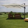 Großer MCW Ampelschirm 3x4m in Creme-Grau mit Alugestell auf grünem Rasen, spendet Schatten über Gartenmöbeln.