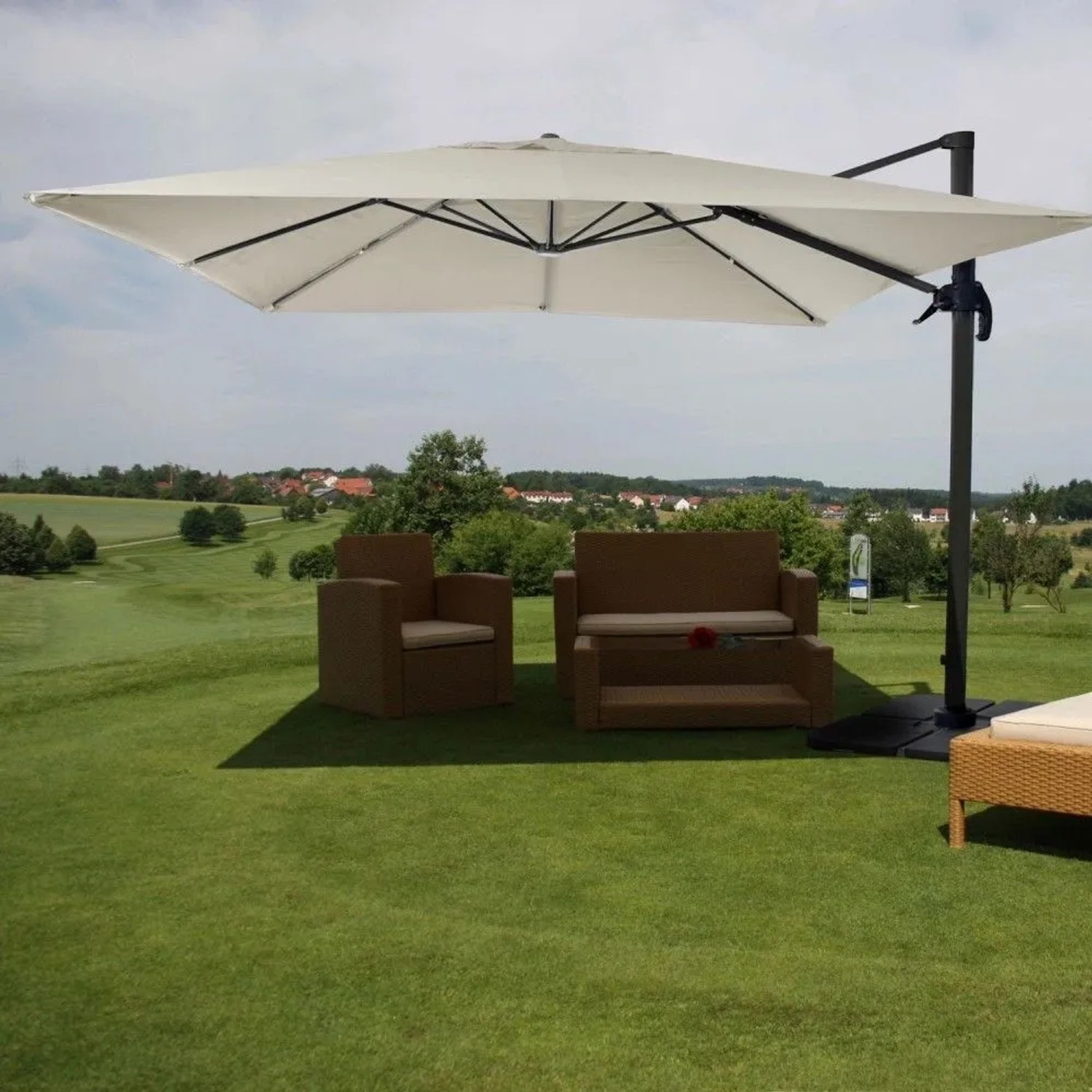Großer MCW Ampelschirm 3x4m in Creme-Grau mit Alugestell auf grünem Rasen, spendet Schatten über Gartenmöbeln.