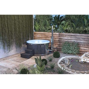 Finntherm Badefass Stockholm mit Thermoholz, Whirlpool und Ofen im Garten.