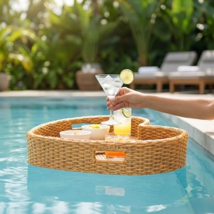 Herzförmiges Schwimmtablett in Rattan-Optik im Pool, gefüllt mit Snacks und Getränken. Perfektes Poolzubehör für Entspannung.