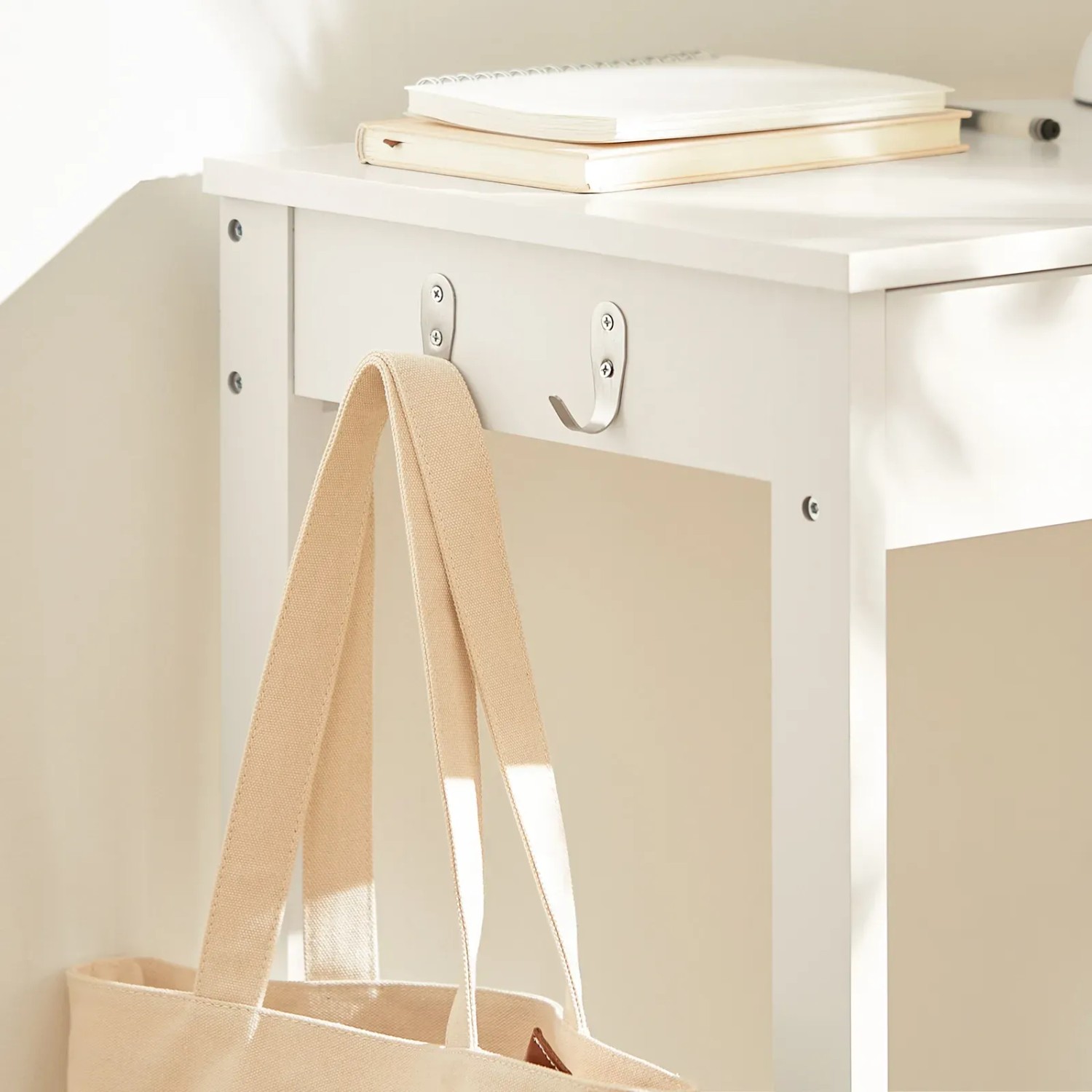 Detailansicht: Weißer SoBuy Schreibtisch mit Haken und Schublade. Computertisch für Arbeitszimmer.