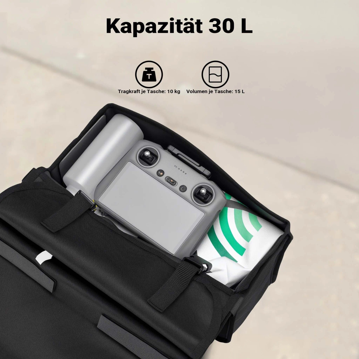 Offene schwarze Wiltec Doppel-Gepäckträgertasche, 30L, mit Drohnen-Controller und Flasche. Zeigt Stauraum.