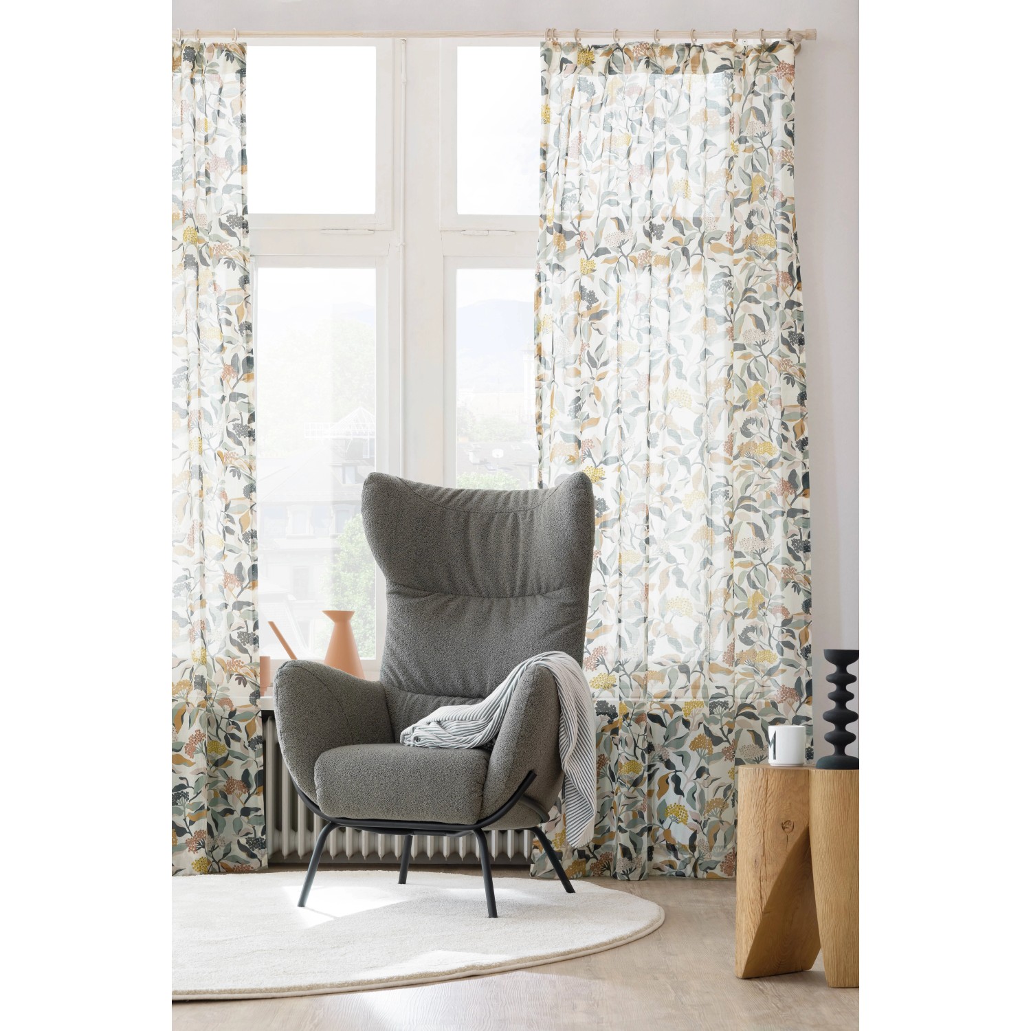 Schöner Wohnen Wandträger Mira, Castell-Eiche, für Gardinenstange Ø 25mm, vor Fenster mit Vorhängen.