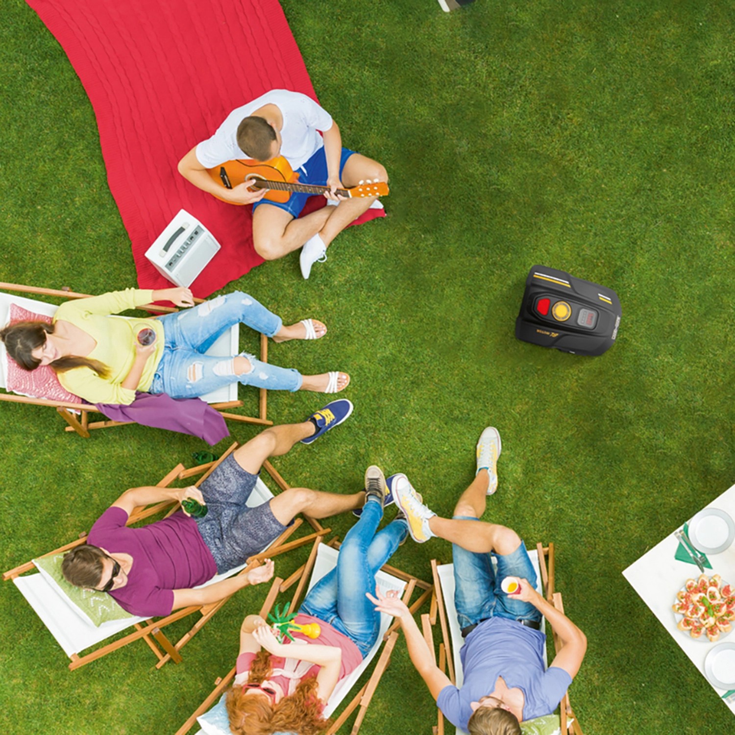 LandXcape Mähroboter LX790 im Einsatz: Entspannte Menschen genießen den Garten, während der Roboter mäht.