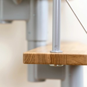 Detailaufnahme Dolle Mittelholmtreppe Basel: Eiche Stufe, perlgrauer Holm und Edelstahl Geländer.