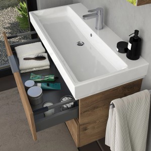Steinkamp Waschtischunterschrank Living 2.0 Eiche mit GROHE Cube Waschbecken, offene Schublade.