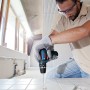 Bosch Professional Akku-Schlagbohrschrauber GSB 12V-15 beim Bohren in Fliesen.