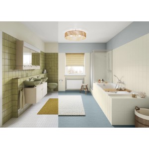 Badezimmer mit Alpina Wandfarbe Bad & Küche Sturmwolke: Wandgestaltung in Grau und Weiß.