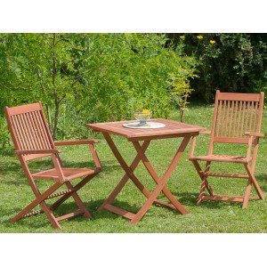 3-teilige Gartenmöbelgruppe Rio aus Eukalyptusholz mit Klapptisch und zwei Klappsesseln.