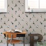 Vliestapete mit Muster aus Fußballspielern in Beige, Grün und Blau an einer Wand im Kinderzimmer.