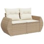 Beige 2-Sitzer Garten-Sofagarnitur aus Poly Rattan mit cremefarbenen Kissen.